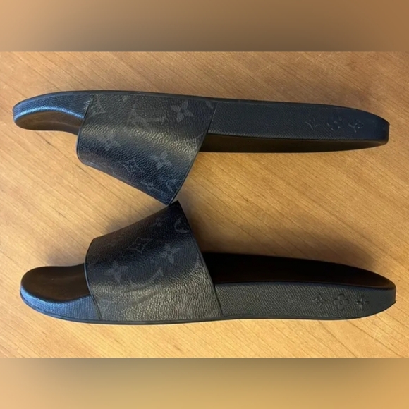 Louis Vuitton Black Monogram Flip Flops Size 10 Mens WORN TWICE. - Picture 2 of 4